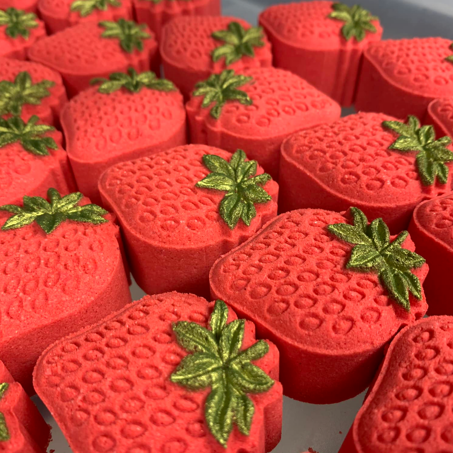 Poppy & Thyme - Strawberry Mini Bath Bomb