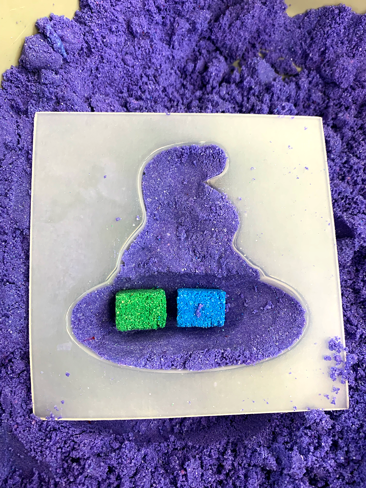 Poppy & Thyme - Color Changing Witches Hat Bath Bomb